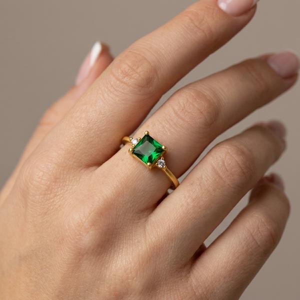 ANEL VERDE TAMANHO 18 PEQUENO OURO BANHADO